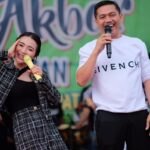 Dwi Hartono dan Wika Salim dalam reuni akbar sebuah SMP di Tebo, Jambi.