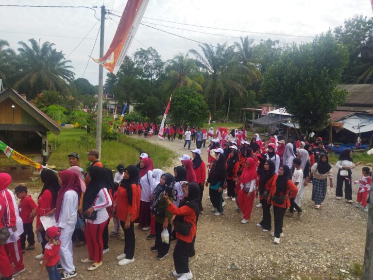 Warga Desa Talang Datar mengikuti gerak jalan dalam rangka memperingati kemerdekaan RI ke-80, Ahad (24/8/2025).