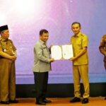 Wakil Bupati Muaro Jambi, Junaidi H. Mahir, menerima sertifikat kekayaan intelektual untuk Gambang Dano Lamo.