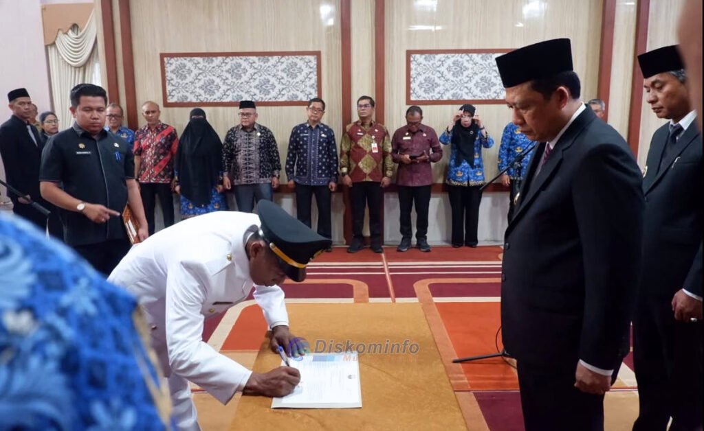 Bupati Muaro Jambi Dr. Bambang Bayu Suseno menyaksikan salah satu pejabat baru Pemerintah Kabupaten menandatangani surat pelantikan dalam prosesi di aula Rumah Dinas Bupati, Sengeti, Kamis (4/6/2026). (FOTO: Instagram/Pemkab Muaro Jambi