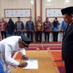 Bupati Muaro Jambi Dr. Bambang Bayu Suseno menyaksikan salah satu pejabat baru Pemerintah Kabupaten menandatangani surat pelantikan dalam prosesi di aula Rumah Dinas Bupati, Sengeti, Kamis (4/6/2026). (FOTO: Instagram/Pemkab Muaro Jambi