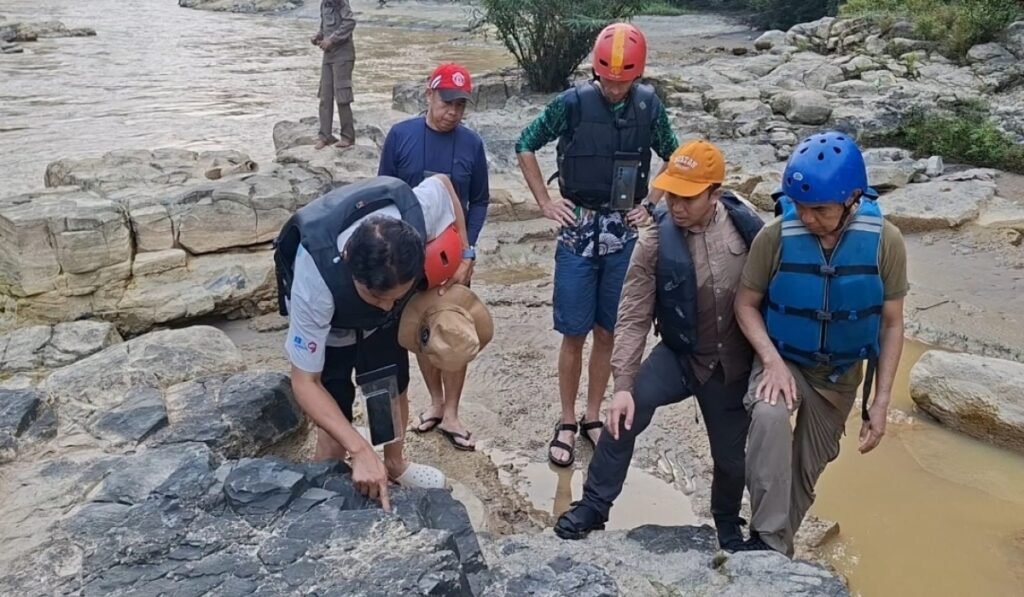 Evaluator UNESCO meninjau tepian Sungai Batang Merangin sebagai bagian dari revalidasi Geopark Merangin, Jambi.