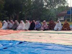 Warga Bahar Utara Ramai-Ramai Ikuti Salat Istisqa’ di Halaman Kantor Kecamatan